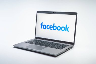 Prag, Çek Cumhuriyeti - 21 Ekim 2024: Facebook logosunu gösteren modern dizüstü bilgisayar ekranı
