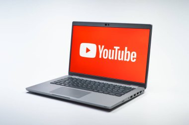 Prag, Çek Cumhuriyeti - 21 Ekim 2024: Youtube logosunu gösteren modern dizüstü bilgisayar ekranı