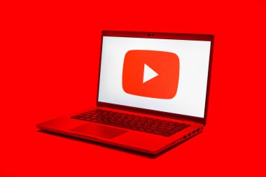 Prag, Çek Cumhuriyeti - 21 Ekim 2024: Youtube logosunu gösteren modern dizüstü bilgisayar ekranı