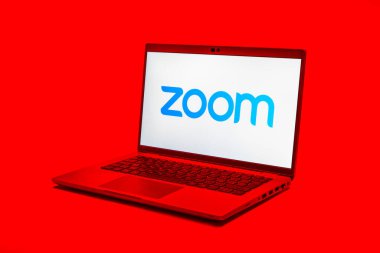 Prag, Çek Cumhuriyeti - 21 Ekim 2024: Zoom logosunu gösteren modern dizüstü bilgisayar ekranı