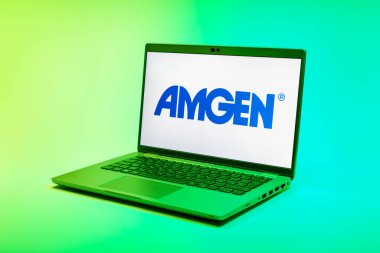 Prag, Çek Cumhuriyeti - 21 Ekim 2024: Amgen logosunu gösteren modern dizüstü bilgisayar ekranı