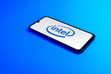 Prag, Çek Cumhuriyeti - 720 2024: Intel logosu gösteren akıllı telefon