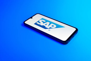 Prag, Çek Cumhuriyeti - 720 2024: SAP logosunu gösteren akıllı telefon