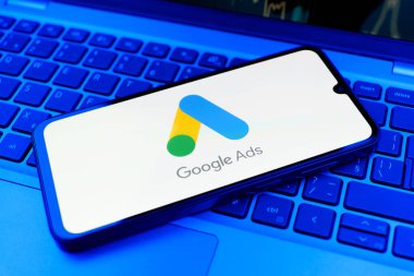 Prag, Çek Cumhuriyeti - 720 2024: Google Ağ logosunu gösteren akıllı telefon