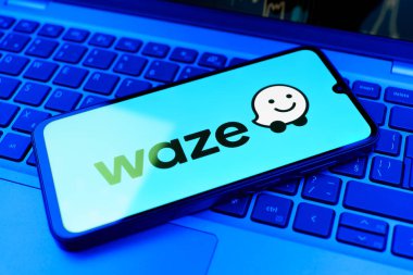 Prag, Çek Cumhuriyeti - 720 2024: Waze logosunu gösteren akıllı telefon