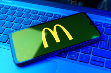 Prag, Çek Cumhuriyeti - 10 21 2024: Yüzeyde McDonalds logosunu gösteren akıllı telefon.