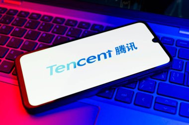 Prag, Çek Cumhuriyeti - 720 2024: Yüzeyde Tencent logosu gösteren akıllı telefon