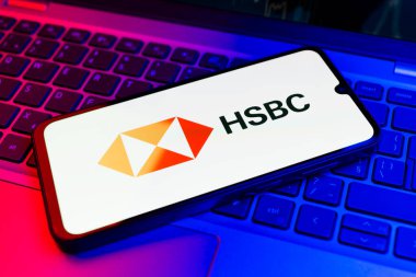 Prag, Çek Cumhuriyeti - 720 2024: HSBC logosunu gösteren akıllı telefon