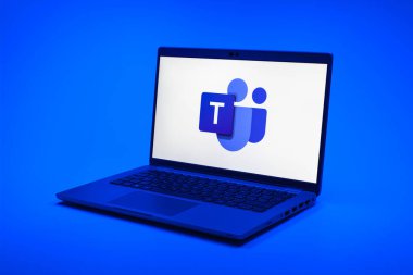 Prag, Çek Cumhuriyeti - 21 Ekim 2024: Microsoft Ekip logolarını gösteren modern dizüstü bilgisayar ekranı