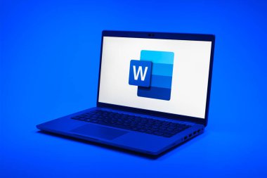 Prag, Çek Cumhuriyeti - 21 Ekim 2024: Kelime logosunu gösteren modern dizüstü bilgisayar