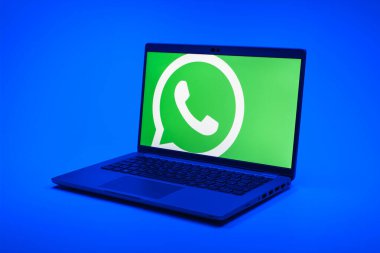 Prag, Çek Cumhuriyeti - 21 Ekim 2024: Yüzey arkaplanındaki modern laptop ekranı Whatsapp logosunu gösteriyor