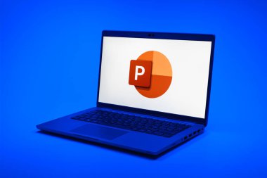 Prag, Çek Cumhuriyeti - 21 Ekim 2024: PowerPoint logosunu gösteren modern dizüstü bilgisayar ekranı