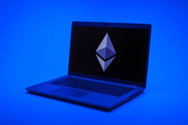 Prag, Çek Cumhuriyeti - 21 Ekim 2024: Ethereum logosunu gösteren modern dizüstü bilgisayar ekranı