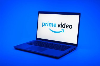 Prag, Çek Cumhuriyeti - 21 Ekim 2024: Amazon ana video logosunu gösteren modern dizüstü bilgisayar ekranı