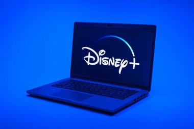 Prag, Çek Cumhuriyeti - 21 Ekim 2024: Disney + logosunu gösteren modern dizüstü bilgisayar ekranı