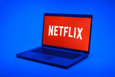Prag, Çek Cumhuriyeti - 21 Ekim 2024: Netflix logosunu gösteren modern dizüstü bilgisayar ekranı