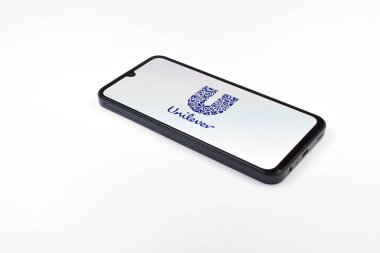 Prag, Çek Cumhuriyeti - 21 Ekim 2024: Yüzeydeki modern akıllı telefon aygıtı unilever logosunu gösteriyor.