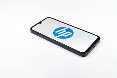 Prag, Çek Cumhuriyeti - 720 2024: Yüzeyde HP logosu gösteren akıllı telefon