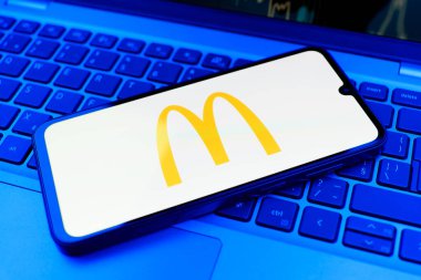 Prag, Çek Cumhuriyeti - 10 21 2024: Yüzeyde McDonalds logosunu gösteren akıllı telefon.
