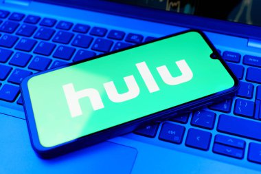 Prag, Çek Cumhuriyeti - 720 2024: Yüzeyde Hulu logosunu gösteren akıllı telefon