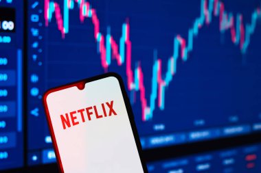 Prag, Çek: Ekranda logo netflix tablosu olan modern akıllı telefon 