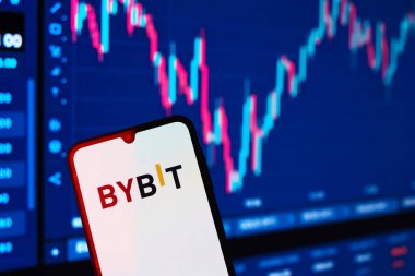 Prag, Çek: Ekranda logo bybit 'i ve arkaplanda grafiği olan modern akıllı telefon 