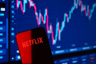 Prag, Çek: Ekranda logo netflix tablosu olan modern akıllı telefon 