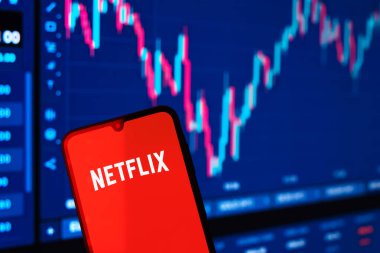 Prag, Çek: Ekranda logo netflix tablosu olan modern akıllı telefon 