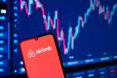 Prag, Çek Cumhuriyeti - 10 21 2024: Airbnb logosunu gösteren akıllı telefon.
