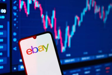 Prag, Çek Cumhuriyeti - 820 2024: Ebay logosunu gösteren akıllı telefon. Ebay dünyanın en büyük alışveriş galerilerinden biri haline geldi..