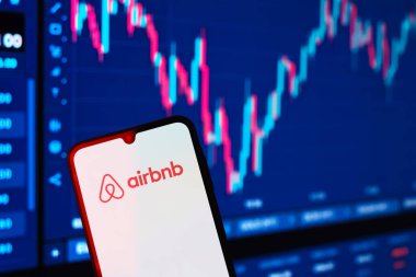 Prag, Çek Cumhuriyeti - 10 21 2024: Airbnb logosunu gösteren akıllı telefon.