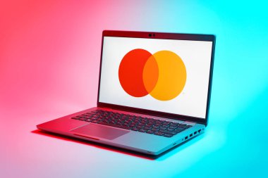 Prag, Çek Cumhuriyeti - 21 Ekim 2024: Ana kart logosunu gösteren modern dizüstü bilgisayar ekranı