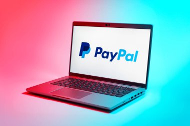 Prag, Çek Cumhuriyeti - 21 Ekim 2024: Paypal logosunu gösteren modern dizüstü bilgisayar ekranı