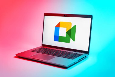 Prag, Çek Cumhuriyeti - 21 Ekim 2024: Google Meet logosunu gösteren modern dizüstü bilgisayar ekranı