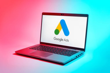 Prag, Çek Cumhuriyeti - 21 Ekim 2024: Google Ağ logosunu gösteren modern dizüstü bilgisayar ekranı