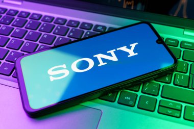 Prag, Çek Cumhuriyeti - 10 21 2024: Sony logosunu gösteren akıllı telefon.