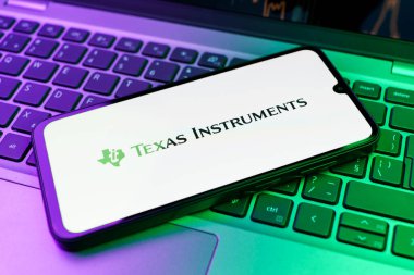 Prag, Çek Cumhuriyeti - 10 21 2024: Texas Instruments logosunu gösteren akıllı telefon.