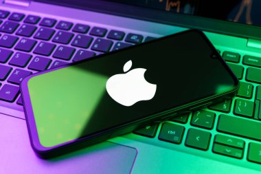 Prag, Çek Cumhuriyeti - 10 21 2024: Apple logosunu gösteren akıllı telefon.