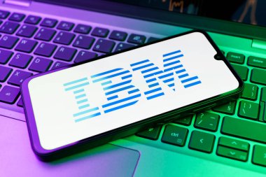 Prag, Çek Cumhuriyeti - 10 21 2024: IBM logosunu gösteren akıllı telefon.