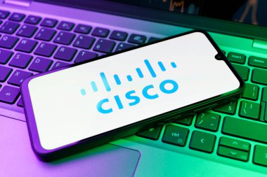 Prag, Çek Cumhuriyeti - 21 Ekim 2024: Cisco logosunu gösteren dizüstü bilgisayardaki modern akıllı telefon aygıtı.