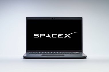 Prag, Çek Cumhuriyeti - 21 Ekim 2024: Uzaylı logosunu gösteren modern dizüstü bilgisayar ekranı