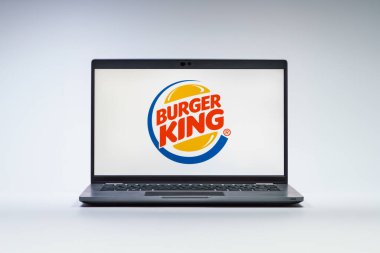 Prag, Çek Cumhuriyeti - 21 Ekim 2024: Burger King logosunu gösteren modern laptop ekranı