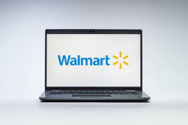 Prag, Çek Cumhuriyeti - 21 Ekim 2024: Walmart logosunu gösteren modern laptop ekranı