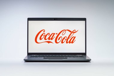 Prag, Çek Cumhuriyeti - 21 Ekim 2024: Coca Cola logosunu gösteren modern laptop ekranı