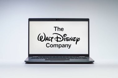 Prag, Çek Cumhuriyeti - 21 Ekim 2024: Walt Disney logosunu gösteren modern dizüstü bilgisayar ekranı