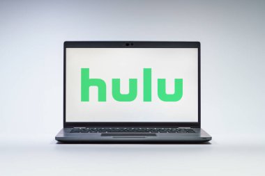 Prag, Çek Cumhuriyeti - 21 Ekim 2024: Hulu logosunu gösteren modern laptop ekranı