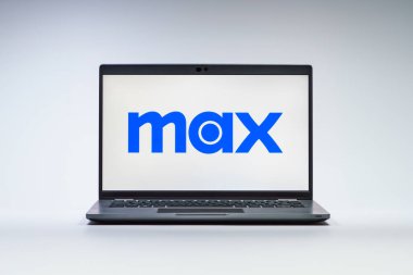 Prag, Çek Cumhuriyeti - 21 Ekim 2024: HBOmax logosunu gösteren modern dizüstü bilgisayar ekranı