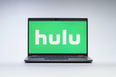 Prag, Çek Cumhuriyeti - 21 Ekim 2024: Hulu logosunu gösteren modern laptop ekranı