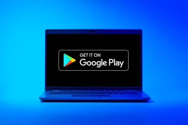Prag, Çek Cumhuriyeti - 10 21 2024: Google oyun logosunu gösteren bir defter.