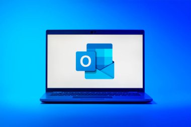 Prag, Çek Cumhuriyeti - 21 Ekim 2024: Microsoft Outlook logosunu gösteren modern bilgisayar ekranı